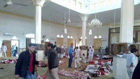 Ozbrojenci zaútočili na mešitu na Sinaji, postříleli stovky lidí.