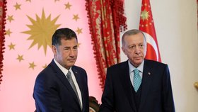 Obhajující prezident Recep Erdogan se sešel s vyřazeným rivalem Sinanem Oganem (19. 5. 2023).