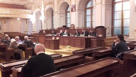 V momentu, kdy vicepremiér Babiš představoval návrh státního rozpočtu, už zela Šinclova sněmovní lavice prázdnotou.