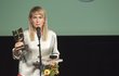 Olga Menzelová převzala za manžela cenu Olga Menzelová převzala za manžela cenu