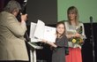 Olga Menzelová s dcerou Aničkou převzaly za manžela cenu Olga Menzelová s dcerou Aničkou převzaly za manžela cenu