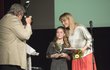 Olga Menzelová s dcerou Aničkou převzaly za manžela cenu Olga Menzelová s dcerou Aničkou převzaly za manžela cenu