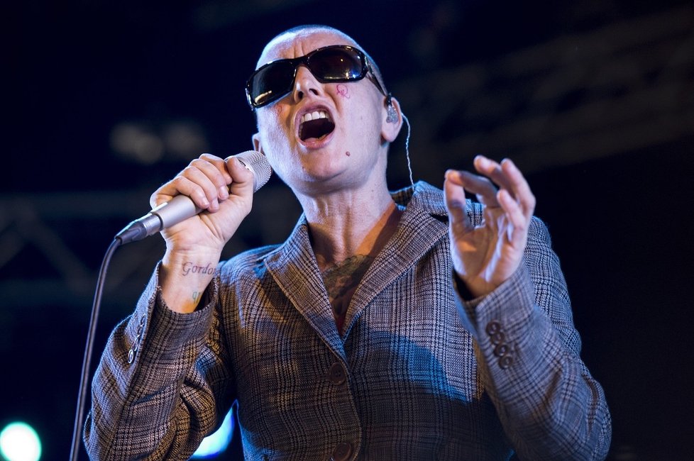 Sinead na festivalu Bestival zpívala s vytetovanými iniciály nové lásky na obličeji