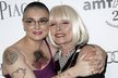 Sinéad O´Connor minulý měsíc zapózovala na amFAR galavečeru v Los Angeles s Debbie Harry z Blondie