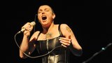 Sinead O’Connor praskal korzet ve švech