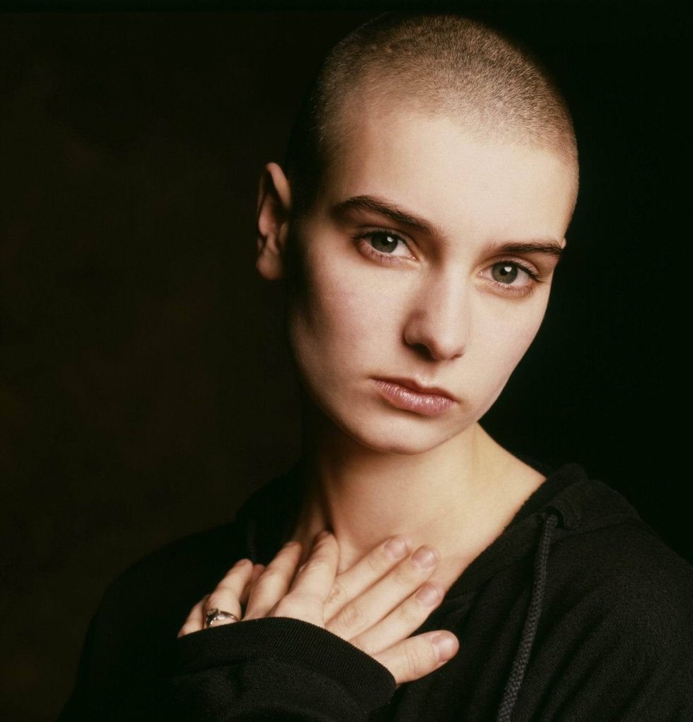 Takhle Sinéad O´Connor uchvacovala v roce 1990.