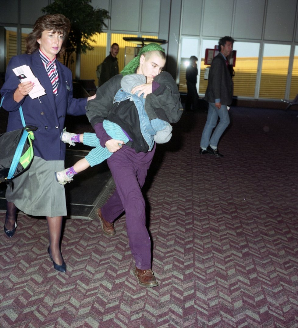 Sinéad O&#39;Connor v roce 1991 na letišti Heathrow se synem Jakem