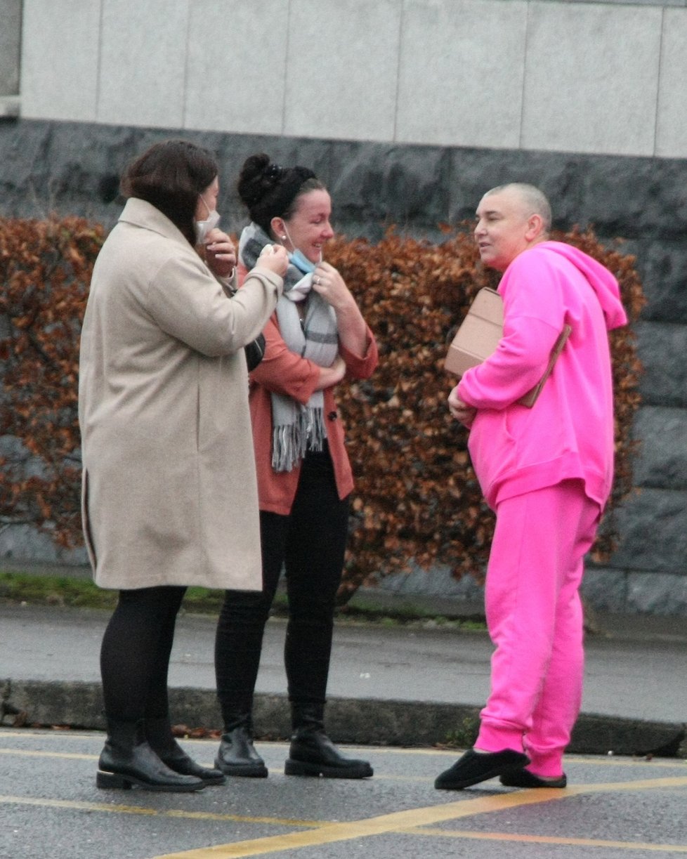 Zpěvačka Sinéad O’Connorová oblékla na pohřeb syna růžovou teplákovku.