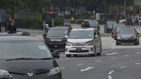 Rovnou z letiště vyrazila Kimova kolona za přísných bezpečnostních podmínek k hotelu, kde bude delegace bydlet. (10. 6. 2018)