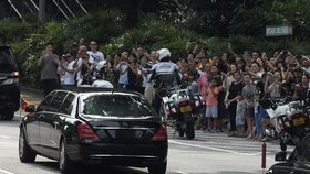 Rovnou z letiště vyrazila Kimova kolona za přísných bezpečnostních podmínek k hotelu, kde bude delegace bydlet. (10. 6. 2018)