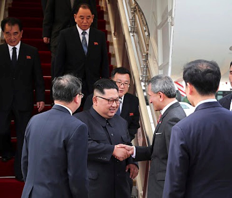 Kim Čong - un dorazili do Singapuru, kde ho čeká schůzka s americkým prezidentem Donaldem Trumpem. Na letišti přivítal severokorejského vůdce singapurský ministr zahraničí Vivian Balakrishnan (10. 6. 2018)