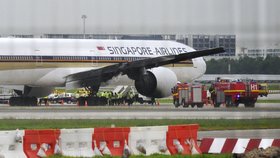 Singapurské letadlo začalo hořet po nouzovém přistání.