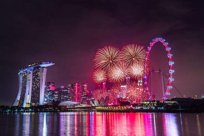 Oslavy příchodu nového roku v Singapuru, vlevo hotel Marina Bay Sands Oslavy příchodu nového roku v Singapuru, vlevo hotel Marina Bay Sands