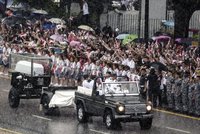 Singapur se loučí s premiérem. Lidé oblehli trasu pohřebního průvodu
