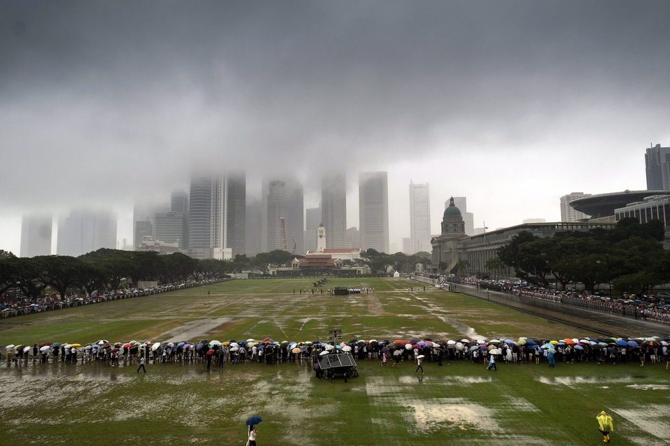 Singapuřané oblehli trasu pohřebního průvodu s rakví premiéra