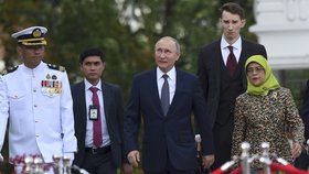 Singapurská prezidentka Halimah Yacobová při setkání s ruským prezidentem Vladimirem Putinem
