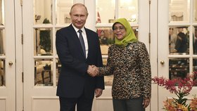 Singapurská prezidentka Halimah Yacobová při setkání s ruským prezidentem Vladimirem Putinem