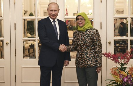Singapurská prezidentka Halimah Yacobová při setkání s ruským prezidentem Vladimirem Putinem