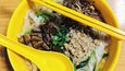 Lehká veganská verze polévky ban mian s rýžovými nudlemi, čínským špenátem, houbami a sójovým proteinem