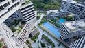 Stavět bytové domy není pro většinu architektů nic zajímavého. Pokud ovšem nepracujete pro investory v Singapuru, kde se pravidelně objevují různé zajímavé projekty. Jedním z nich je projekt „The Interlace“, což je komplex unikátně sestaveného a postaveného komplexu s 1040 byty.