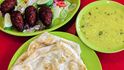 Placka roti prata se zeleným dhálem, falafelem a nakrájenou zeleninou je v Singapuru indická klasika