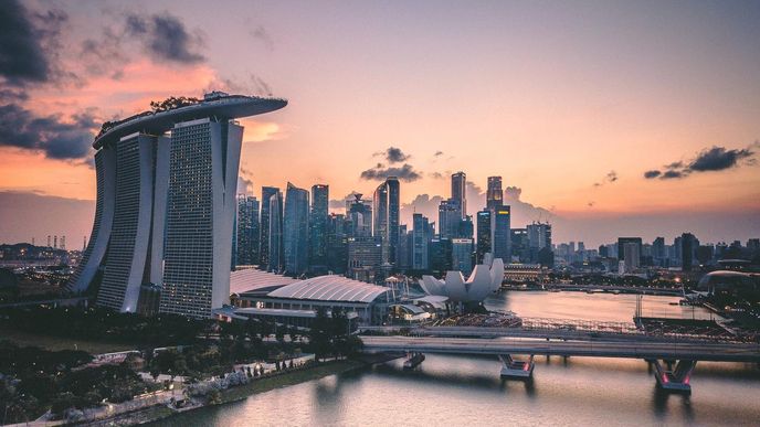 Singapur dostal koronavirovou pandemii pod kontrolu a teď hledá cesty, jak znovu otevřít svoji ekonomiku.