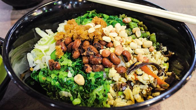 Lei cha: organická hnědá rýže ukrytá pod fermentovanými arašídy, ředkvičkou, nasekanými houbami, osmaženou cibulkou a zeleninou