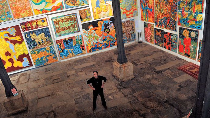 Netradičně pojatá instalace obrazů Michala Singra v Českém Krumlově působí minimálně poněkud nezvykle