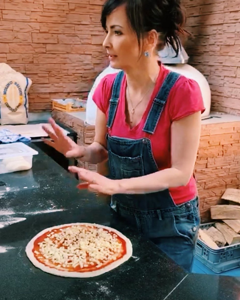 Daniela Šinkorová má dočasnou, &#34;koronavirovou práci&#34; - dělá pizzu