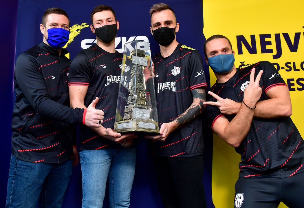 Předávání prstenů a trofeje Sazka eLEAGUE CS:GO