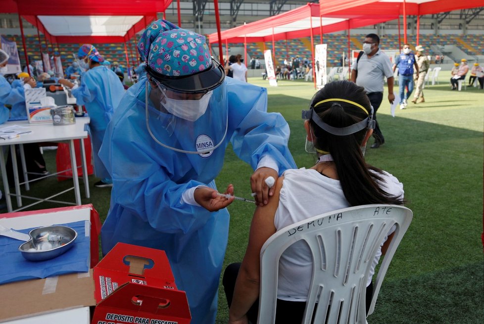 V Peru se začal očkovat zdravotnický personál čínskou vakcínou Sinopharm (19. 2. 2021)