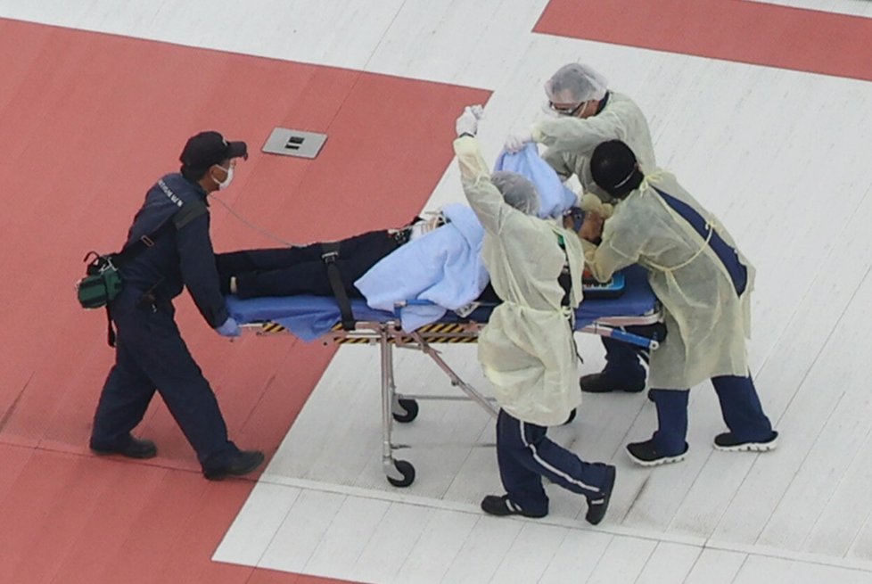 Postřeleného japonského ex-premiéra transportují do nemocnice