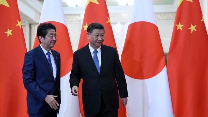 Japonský premiér Šinzó Abe by rád během své dlouhé vlády dosáhl výrazného diplomatického úspěchu. Doufá, že k němu přispěje jarní návštěva čínského prezidenta Si Ťin-pchinga.
