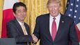 Japonský premiér Šionzo Abe na tiskové konferenci v Bílém domě spolu s americkým prezidentem Donaldem Trumpe