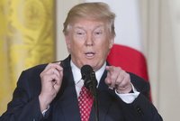 Trump uráží novináře a kašle na fakta, hřímají kritici. Prezident „sjel“ CNN