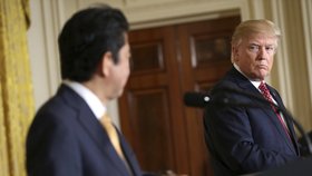 Japonský premiér Šionzo Abe na tiskové konferenci v Bílém domě spolu s americkým prezidentem Donaldem Trumpem