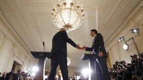 Japonský premiér Šinzó Abe na tiskové konferenci v Bílém domě spolu s americkým prezidentem Donaldem Trumpe