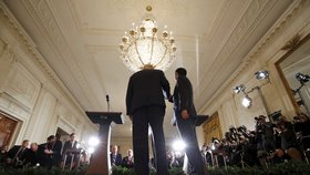 Japonský premiér Šionzo Abe na tiskové konferenci v Bílém domě spolu s americkým prezidentem Donaldem Trumpem