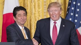 Japonský premiér Šionzo Abe na tiskové konferenci v Bílém domě spolu s americkým prezidentem Donaldem Trumpem