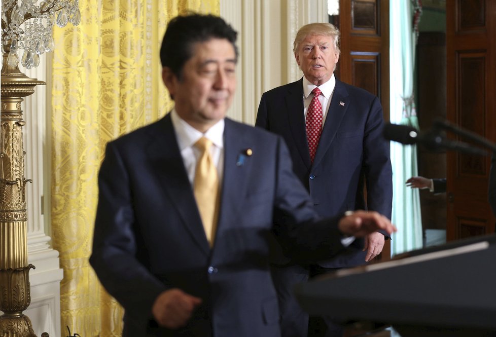 Japonský premiér Šionzo Abe na tiskové konferenci v Bílém domě spolu s americkým prezidentem Donaldem Trumpe