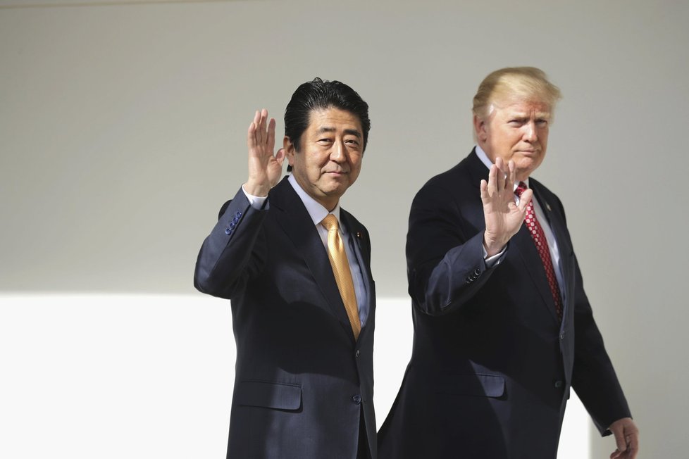 Japonský premiér Šionzo Abe na tiskové konferenci v Bílém domě spolu s americkým prezidentem Donaldem Trumpem