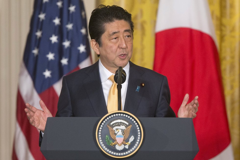 Japonský premiér Šionzo Abe na tiskové konferenci v Bílém domě spolu s americkým prezidentem Donaldem Trumpem