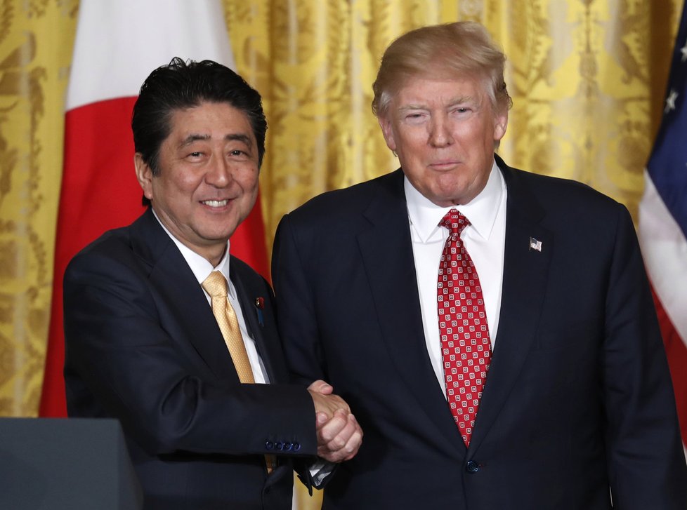 Japonský premiér Šionzo Abe na tiskové konferenci v Bílém domě spolu s americkým prezidentem Donaldem Trumpem