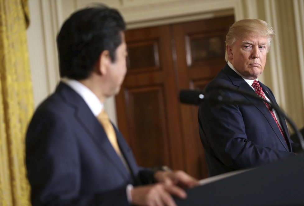 Japonský premiér Šionzo Abe na tiskové konferenci v Bílém domě spolu s americkým prezidentem Donaldem Trumpem