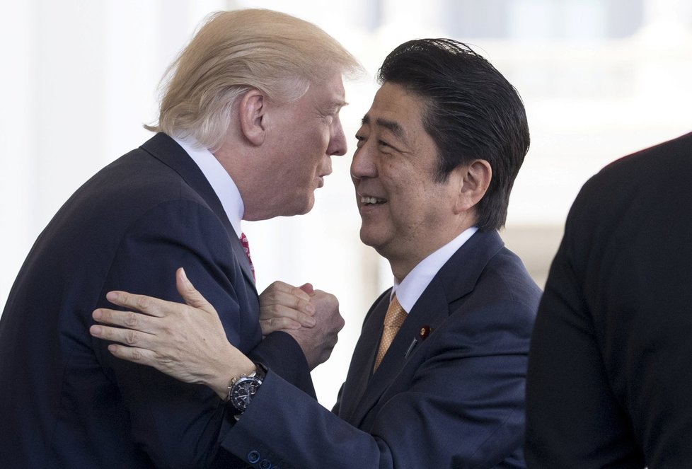 Japonský premiér Šinzó Abe na tiskové konferenci v Bílém domě spolu s americkým prezidentem Donaldem Trumpem