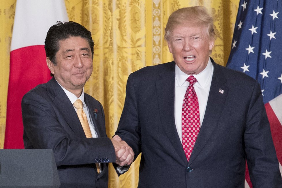 Japonský premiér Šinzó Abe na tiskové konferenci v Bílém domě spolu s americkým prezidentem Donaldem Trumpem