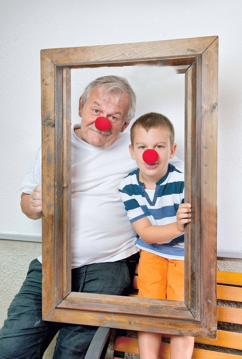 Karel Šíp na chatě se svým sedmiletým synem Honzou. „Manželka je na něj přísnější, já bych ho nechal bejt, když má prázdniny,“ říká vyhlášený moderátor