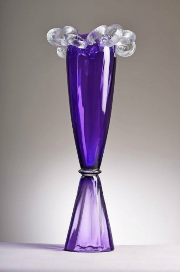 Designová váza, jejímž autorem je Bořek Šípek.