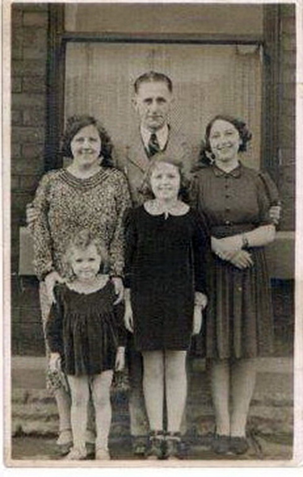 Milena se sestrou Evou (v popředí) a adoptivní rodinou Radclifových