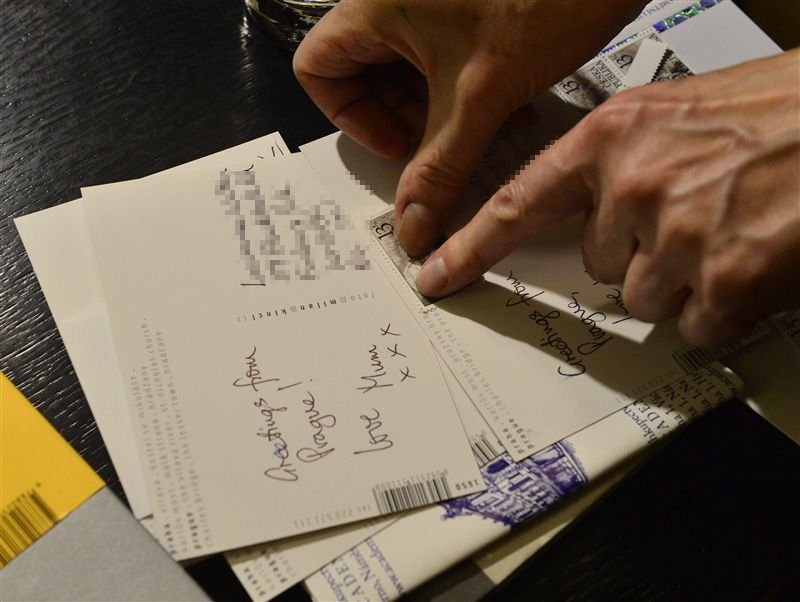Dcera sira Wintona podepsala unikátní poštovní známku. Za 14 dní mezi lidmi zmizela již téměř desetina těchto známek.